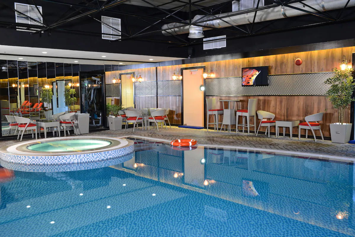 استخر اتاق هتل سان اند سندز دبی